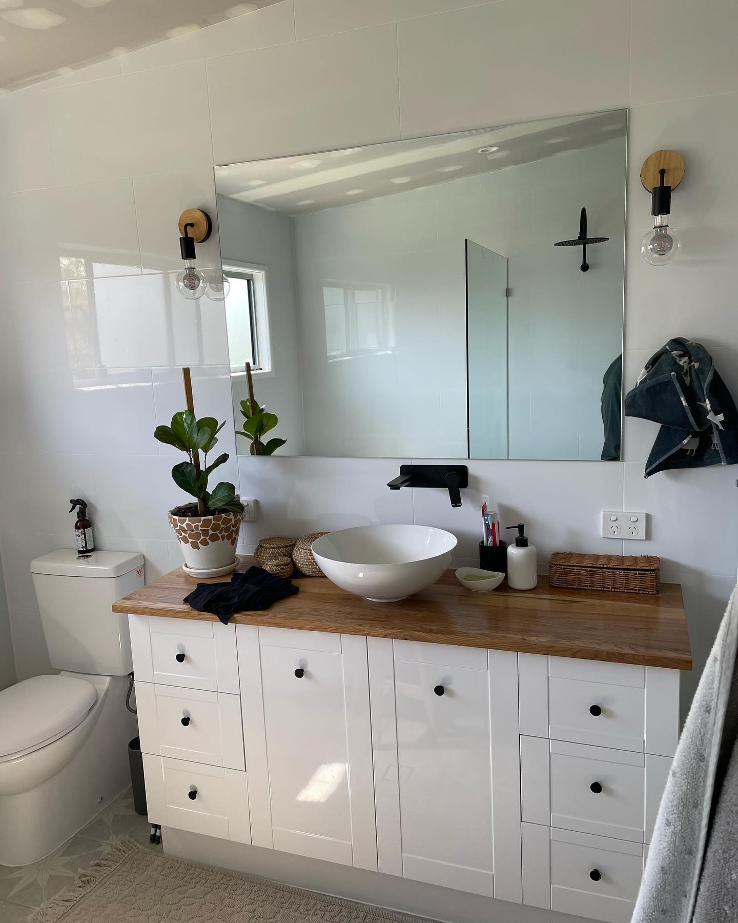 Vanity & Basin: Custom vanity with a timber top and vessel basin.
